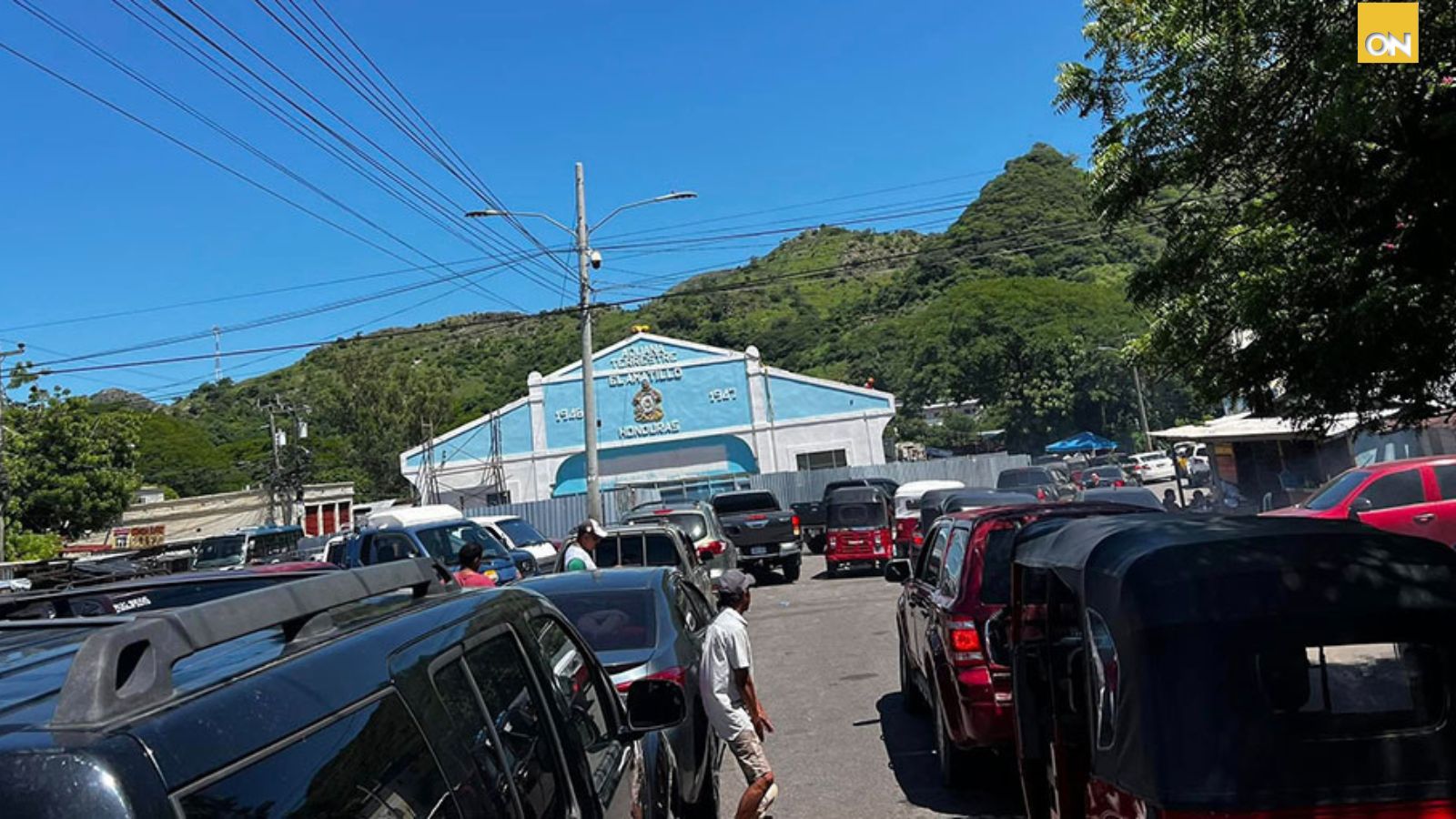 Turistas hondureños abarrotan la frontera con El Salvador en Semana Morazánica