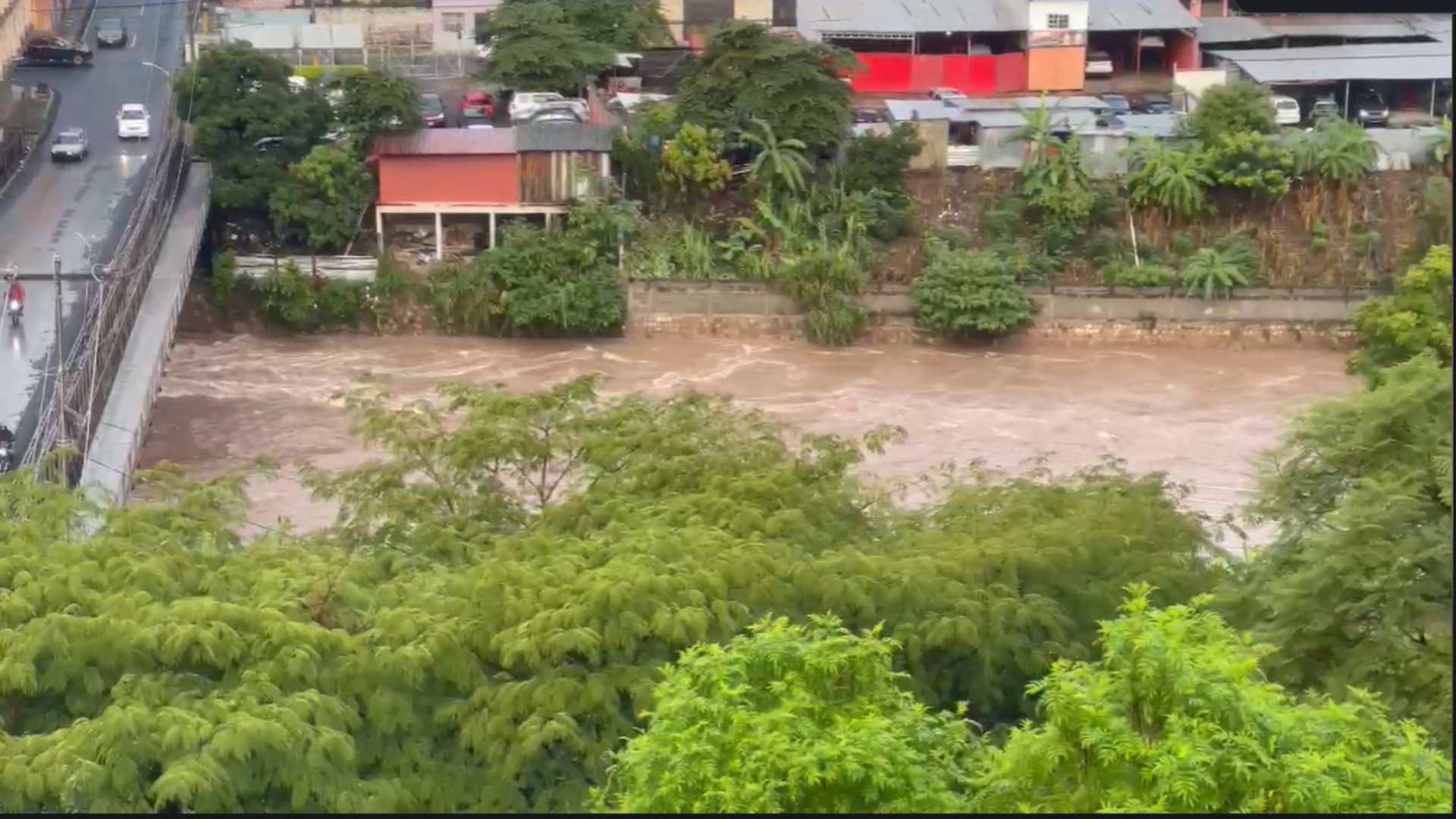 Autoridades emiten alerta por desbordamiento del río Choluteca en Tegucigalpa