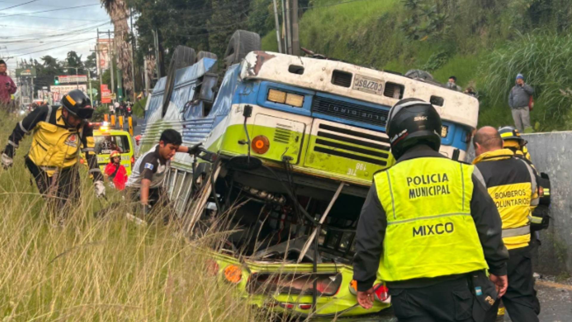 Video muestra el momento del accidente de bus que dejó 48 heridos en Guatemala