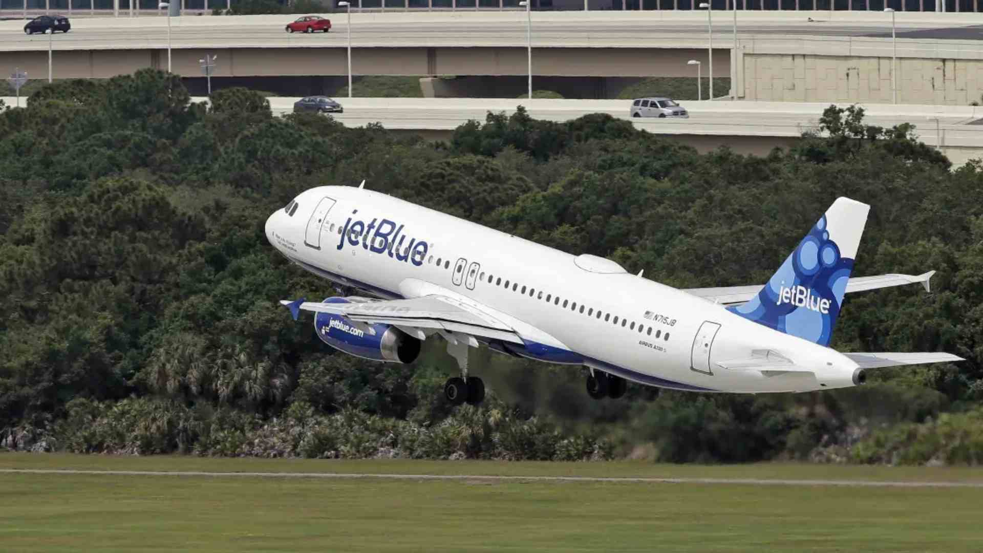 Vuelo de Cancún a EE. UU. realiza aterrizaje de emergencia en Florida; varios pasajeros resultan heridos