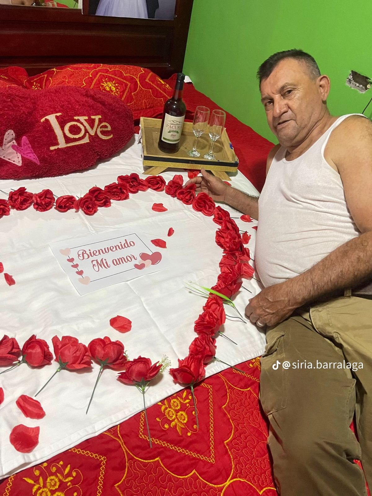 Romántica sorpresa de una mujer a su pareja se vuelve viral en TikTok por un inesperado detalle en una fotografía