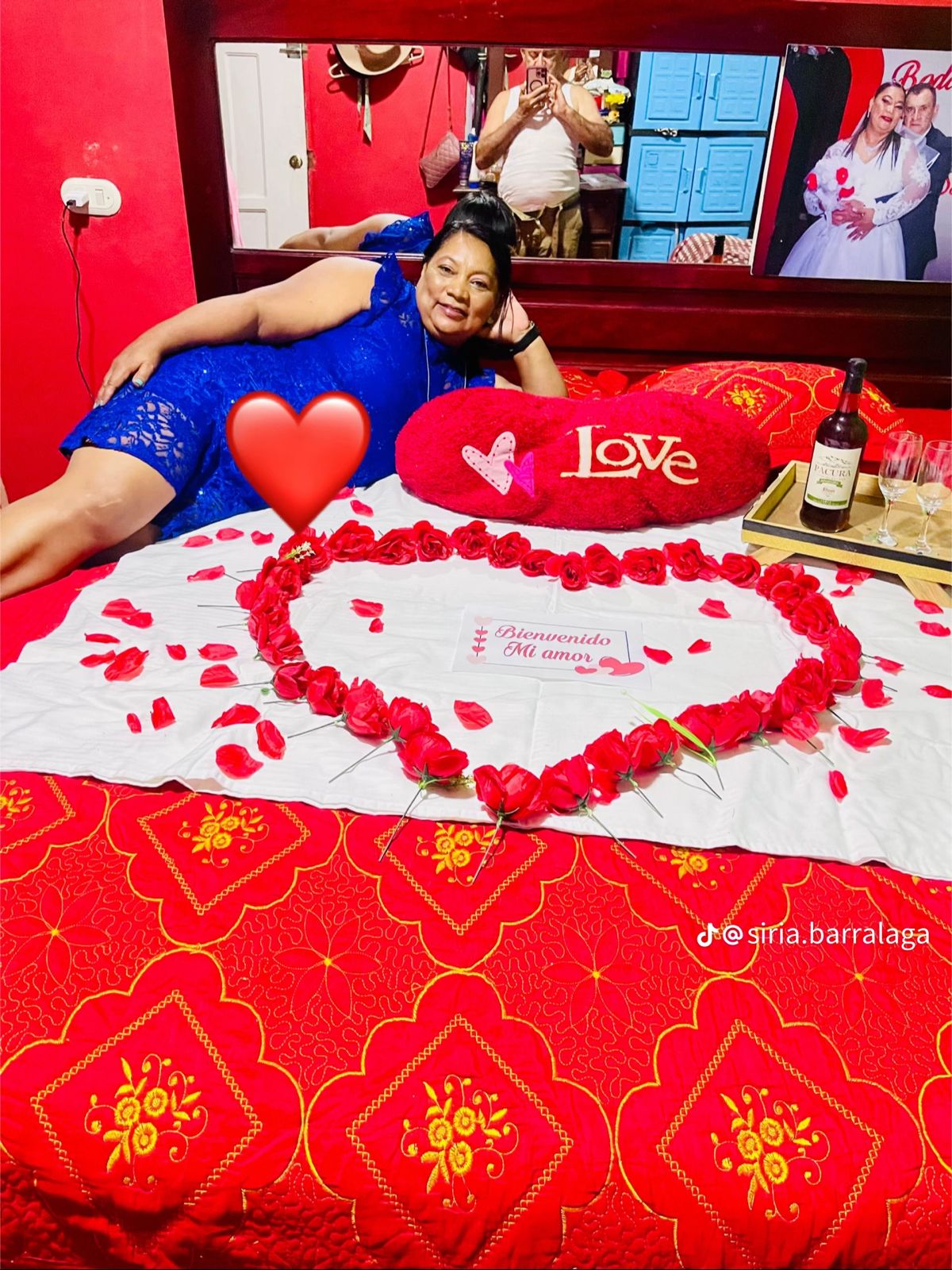 Romántica sorpresa de una mujer a su pareja se vuelve viral en TikTok por un inesperado detalle en una fotografía