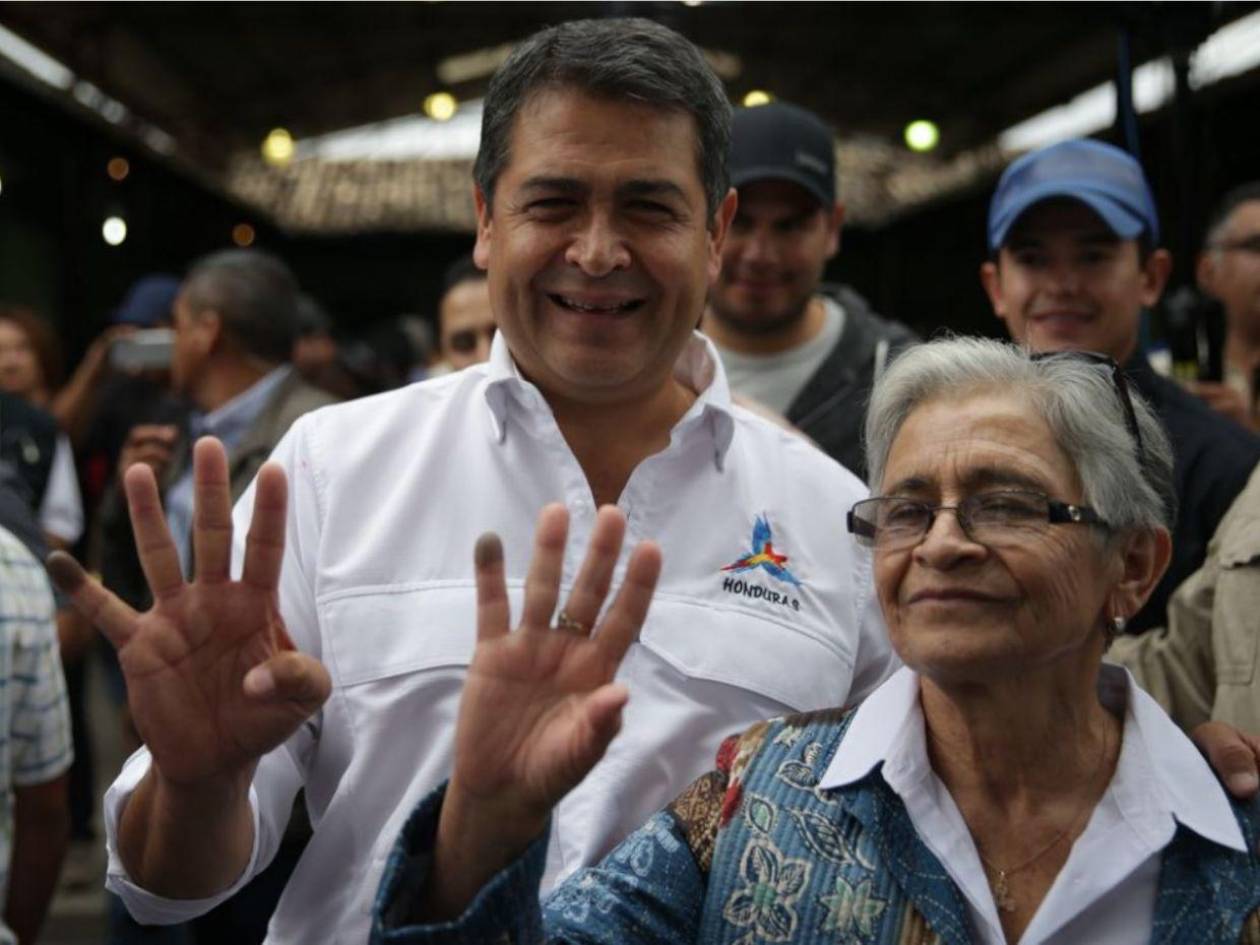 Madre del expresidente Juan Orlando Hernández viaja a Estados Unidos para visitar a sus hijos recluidos