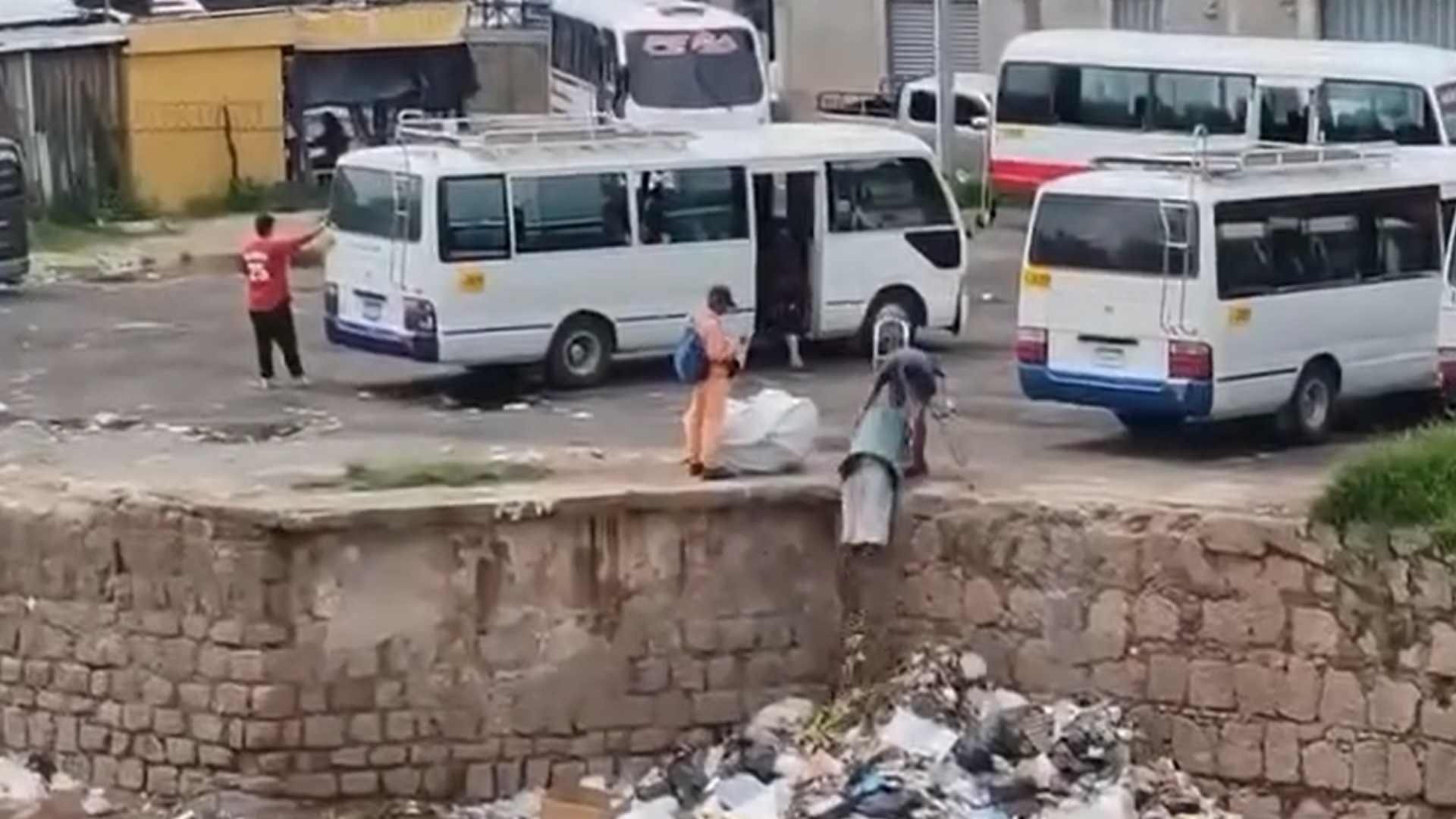“Después nos quejamos”: Graban a personas arrojando basura a la orilla del río Choluteca en Comayagüela