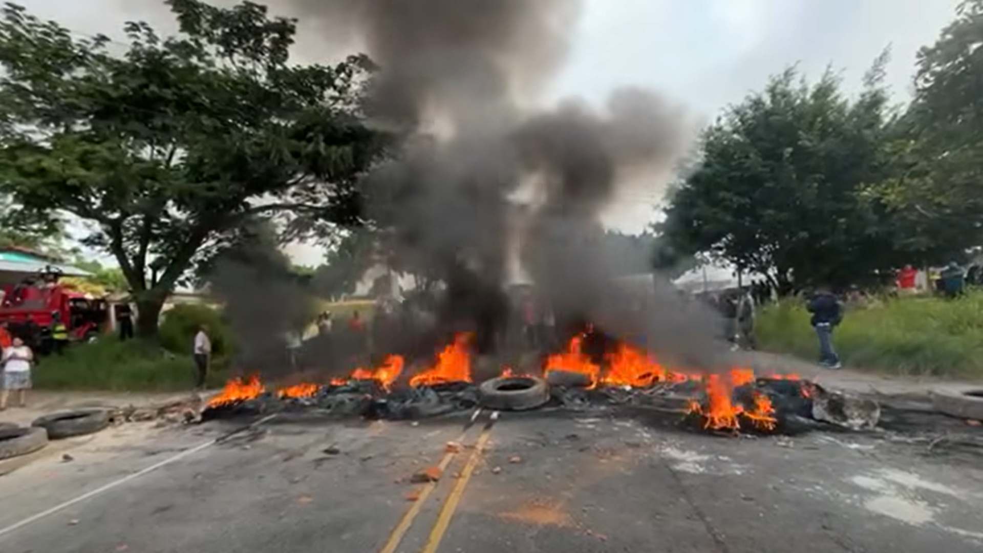 Bloqueo en carretera a Olancho: vecinos reclaman respuestas de autoridades ante proyectos