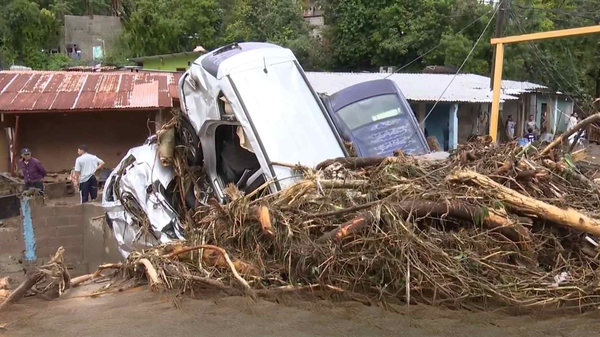 Desbordamiento de quebrada en Río Abajo deja viviendas destruidas y vehículos arrastrados