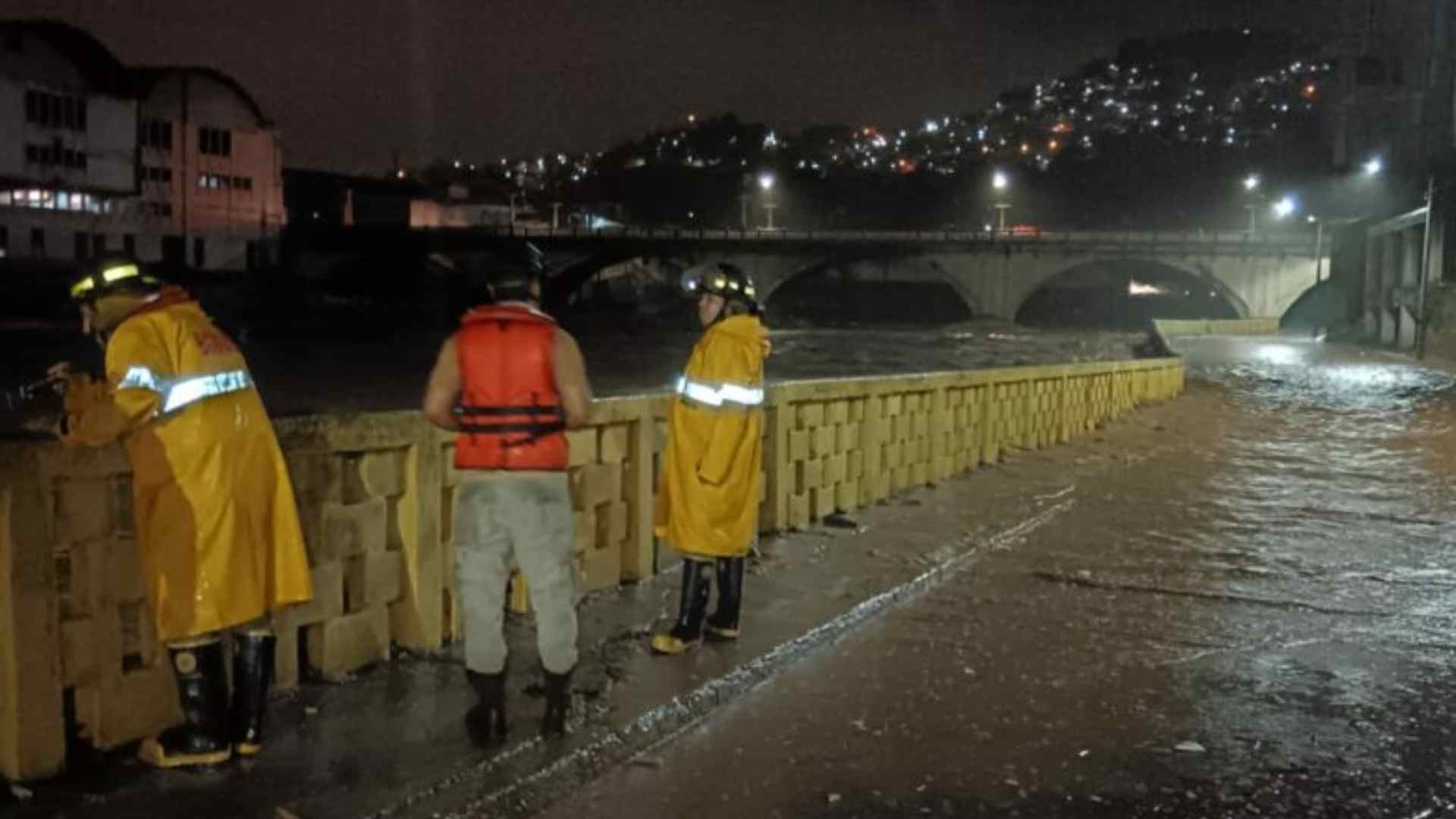 Lluvias extremas en Honduras dejan 15 muertos y miles de damnificados, capital bajo el agua