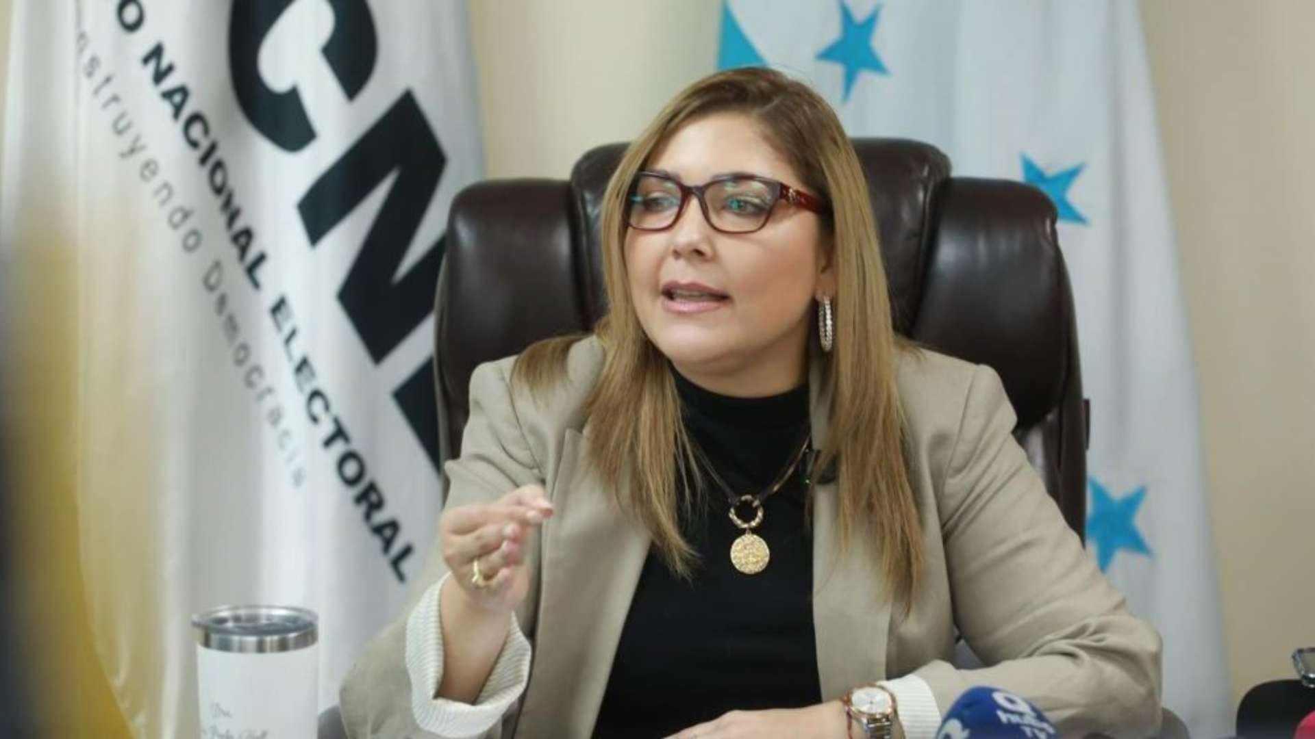 Ana Paola Hall rechaza señalamientos de favoritismo y asegura que no respalda a ningún partido en el CNE