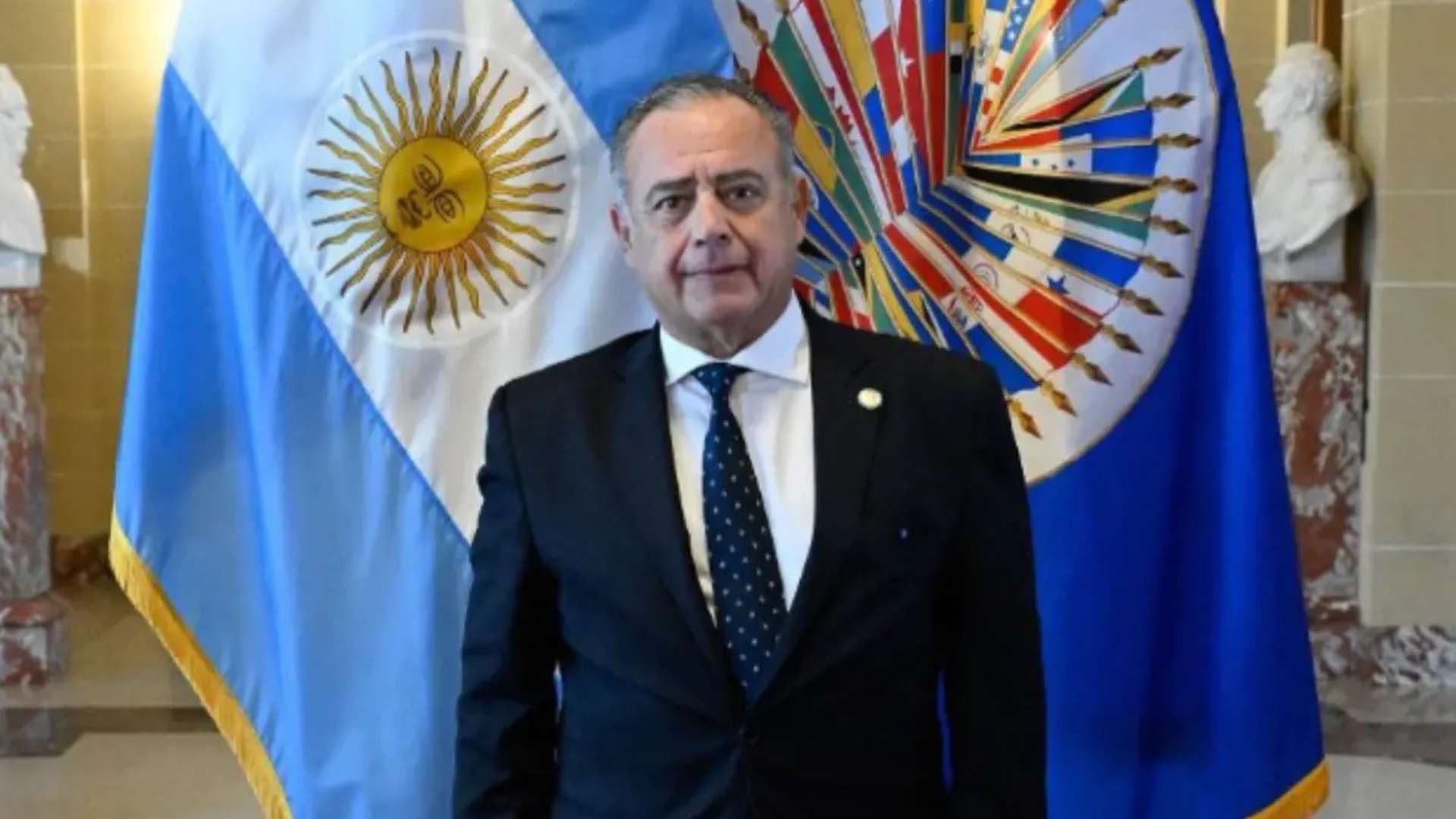 Él es Carlos Bernardo Cherniak, el embajador argentino que cuestionó a Marlon Ochoa en la OEA