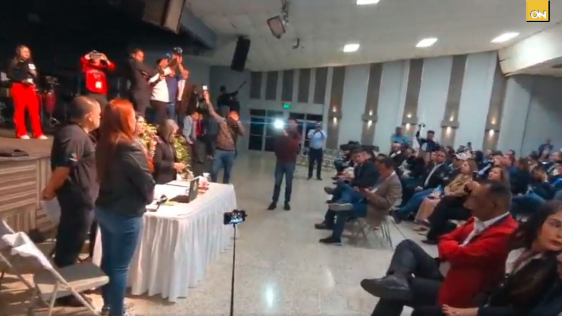 Diputados opositores realizan sesión extraordinaria en una iglesia de la capital