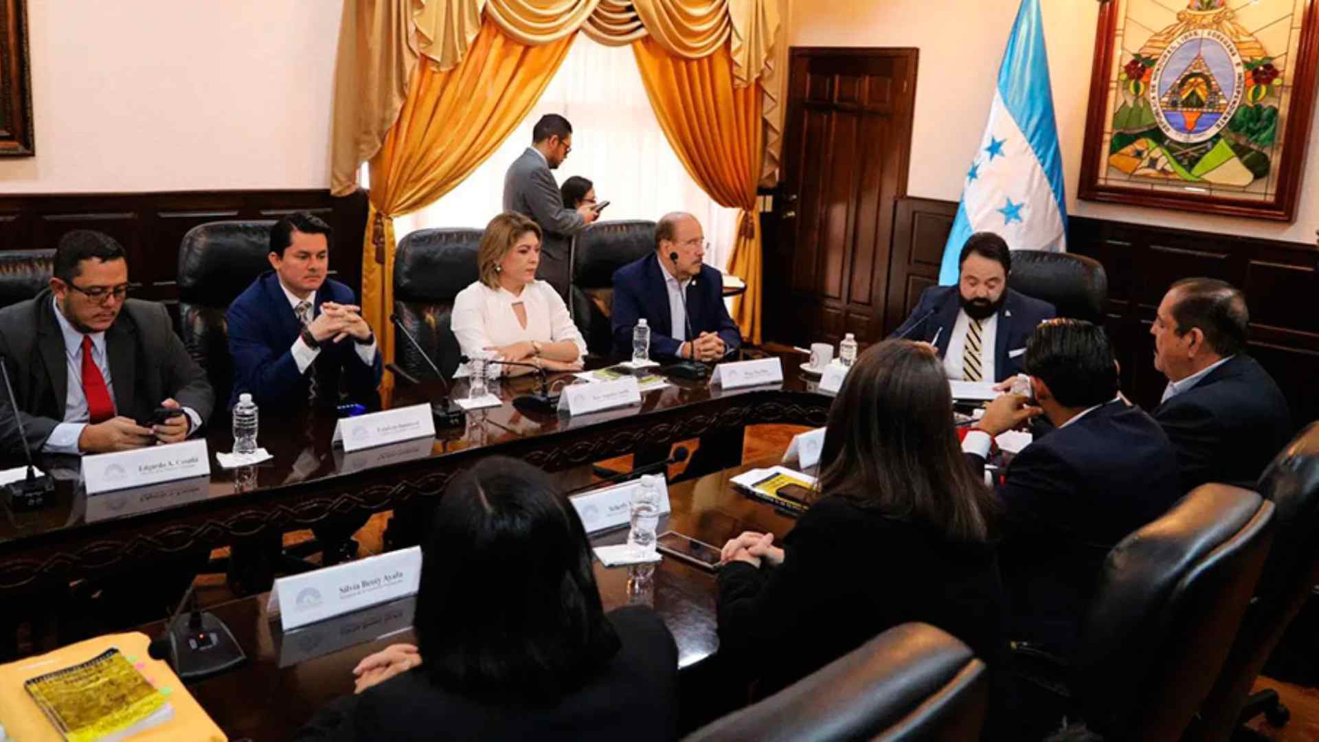 Luis Redondo instala comisión permanente en medio de fuertes cuestionamientos