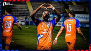 ¿GOLAZO O BLOOPER? El "misil" con complicidad que metió a Lobos en la pelea y hundió a Juticalpa