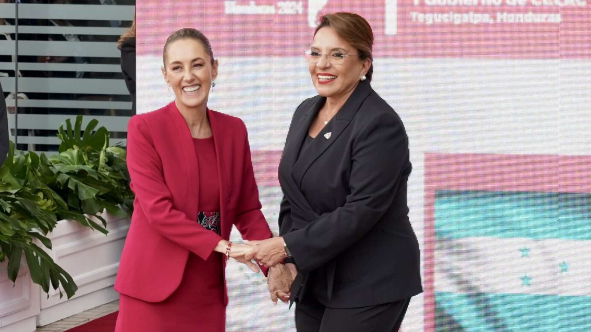 Xiomara Castro llega a México a reunirse con Claudia Sheinbaum