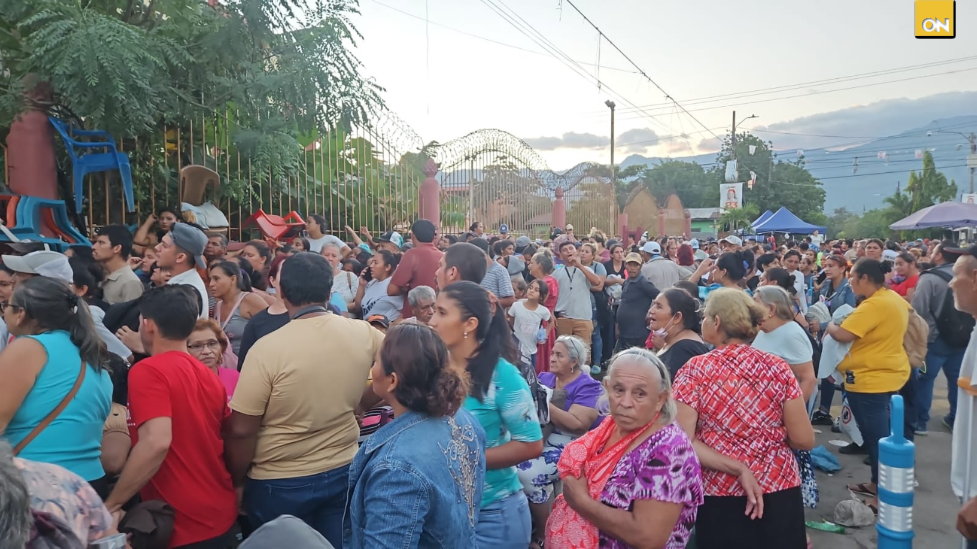 Adultos mayores sufren golpes de calor y lesiones por retrasos en entrega del bono familiar en SPS