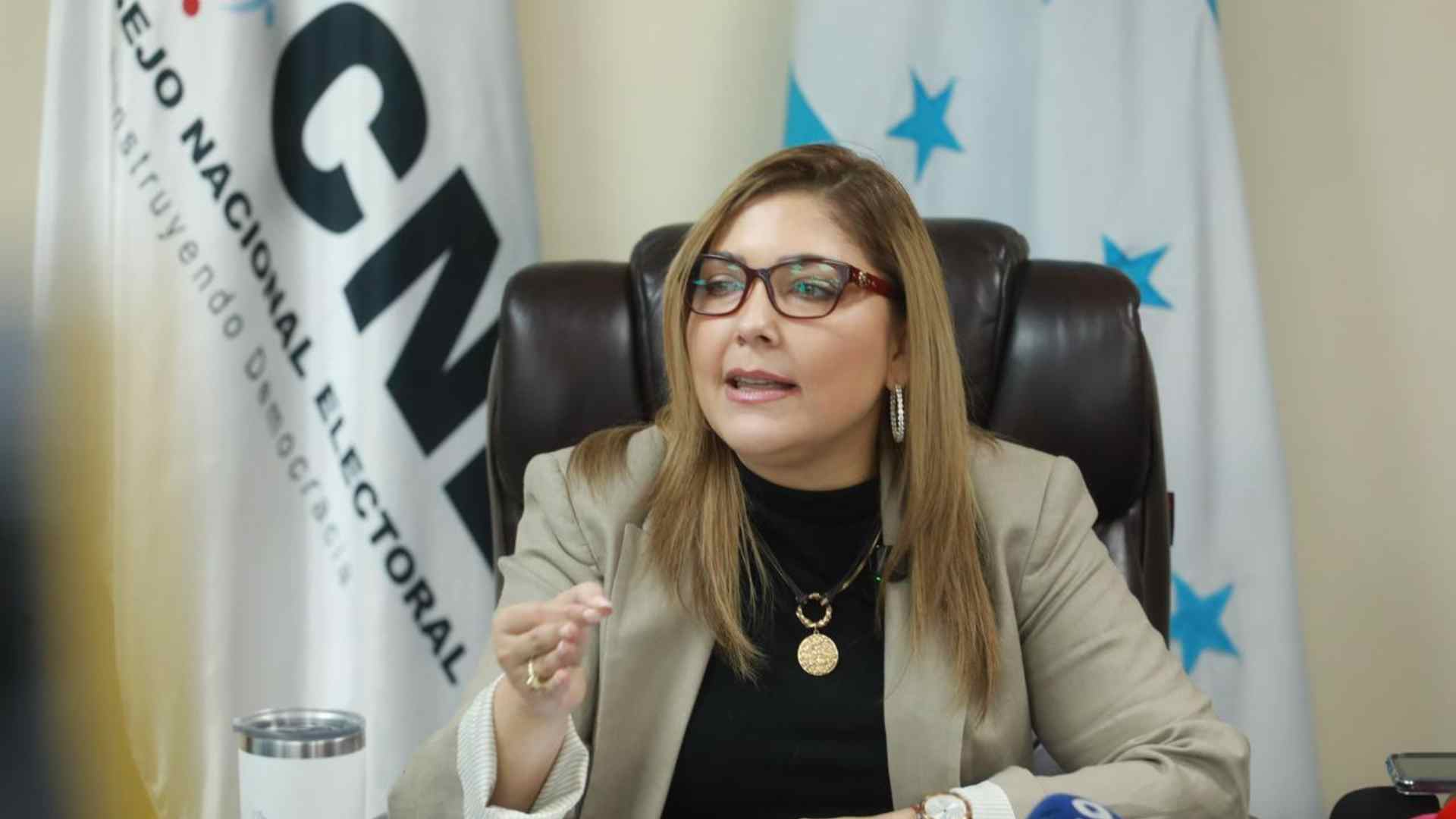 Ana Paola Hall denuncia atentado a la democracia en Honduras; asolicita apoyo de FF.AA., abogados y comunidad internacional