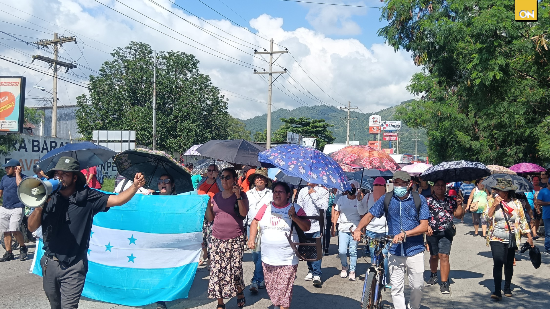 Aportantes de Koriun en Choloma marchan exigiendo devolución de sus ahorros al gobierno