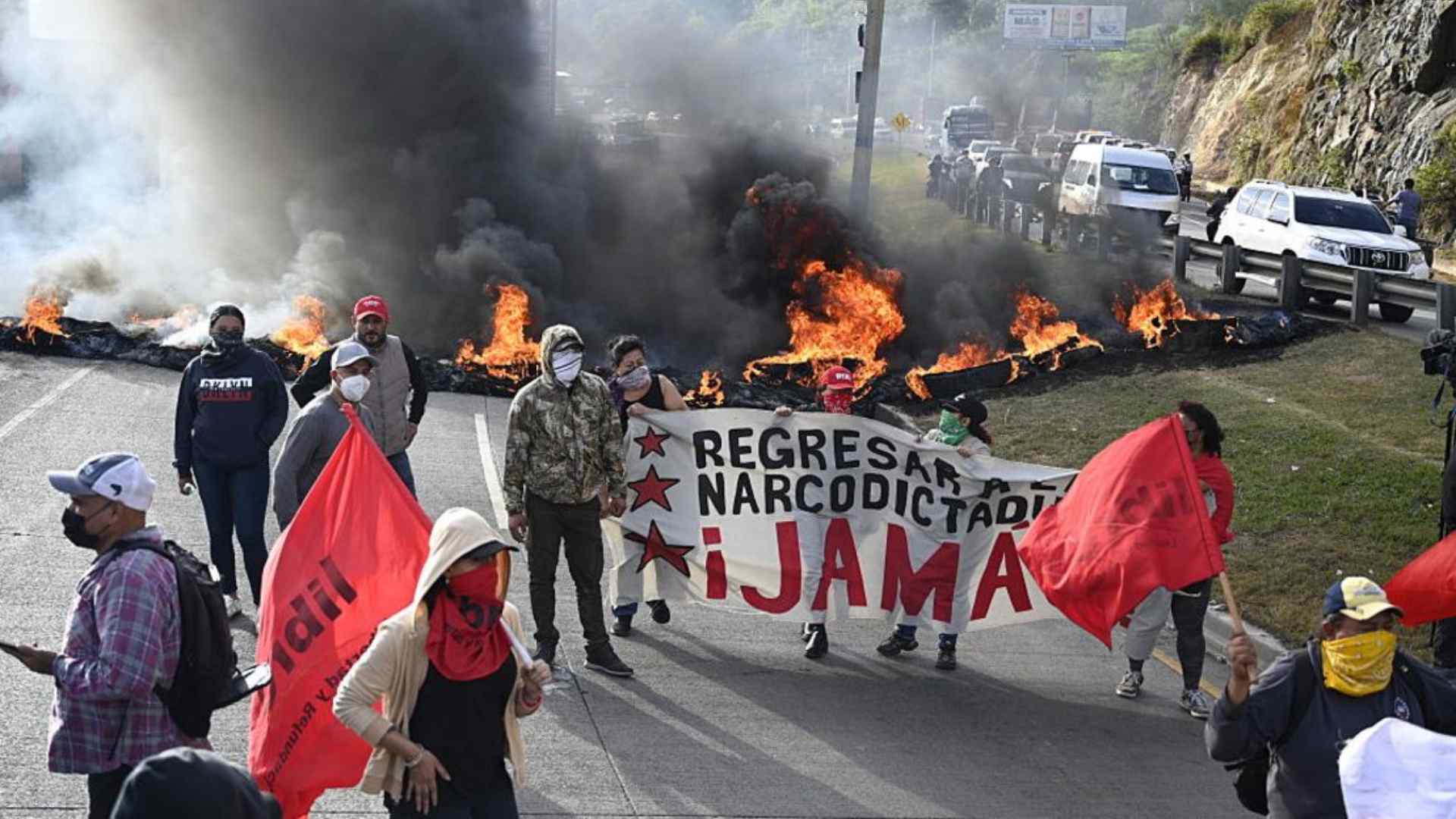 Protestas y enfrentamientos marcan la espera de resultados electorales en Honduras