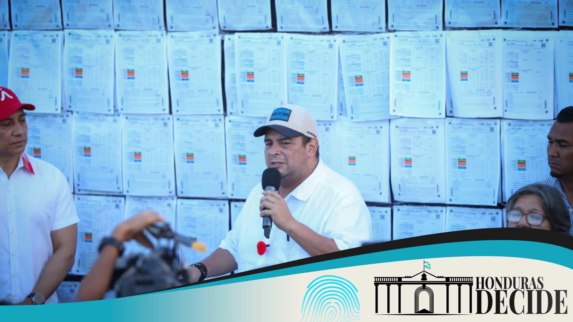 El alcalde Jorge Aldana presenta su “mural de la victoria” con 492 actas que demostrarían que ganó la reelección