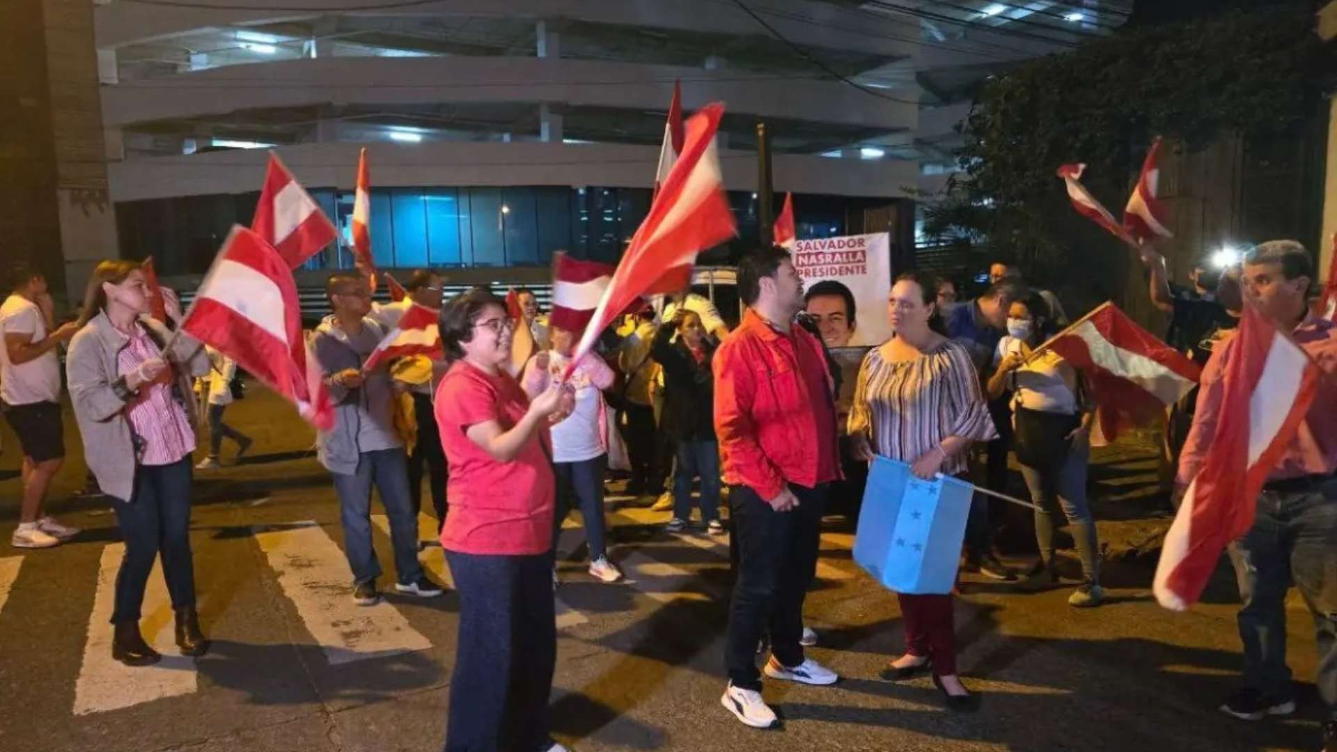 Con oración y antorchas, liberales demandan transparencia en el conteo de votos frente al CNE