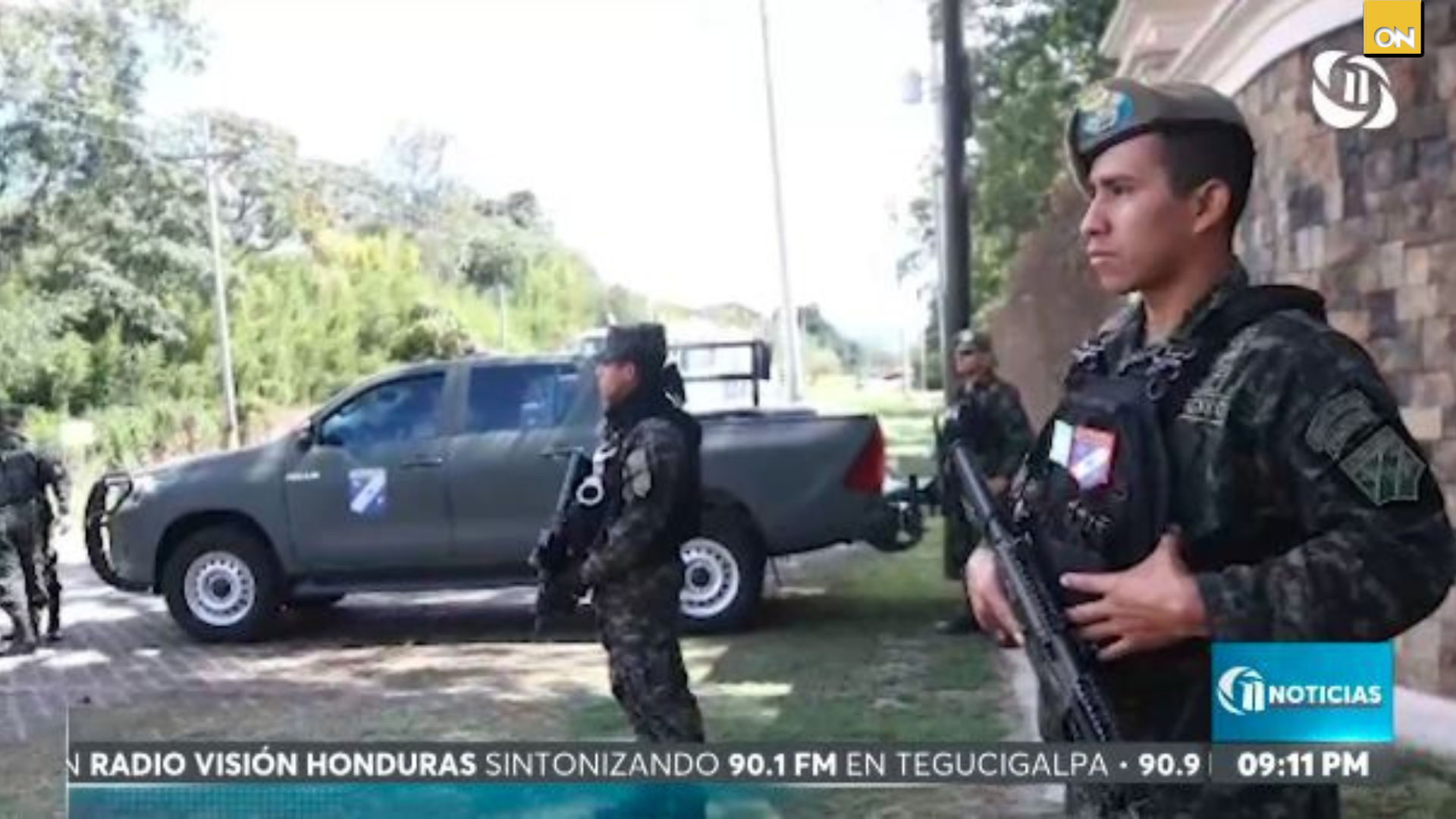 Narsy Asfura bajo resguardo de Guardia de Honor especialistas interpretan el mensaje de las Fuerzas Armadas