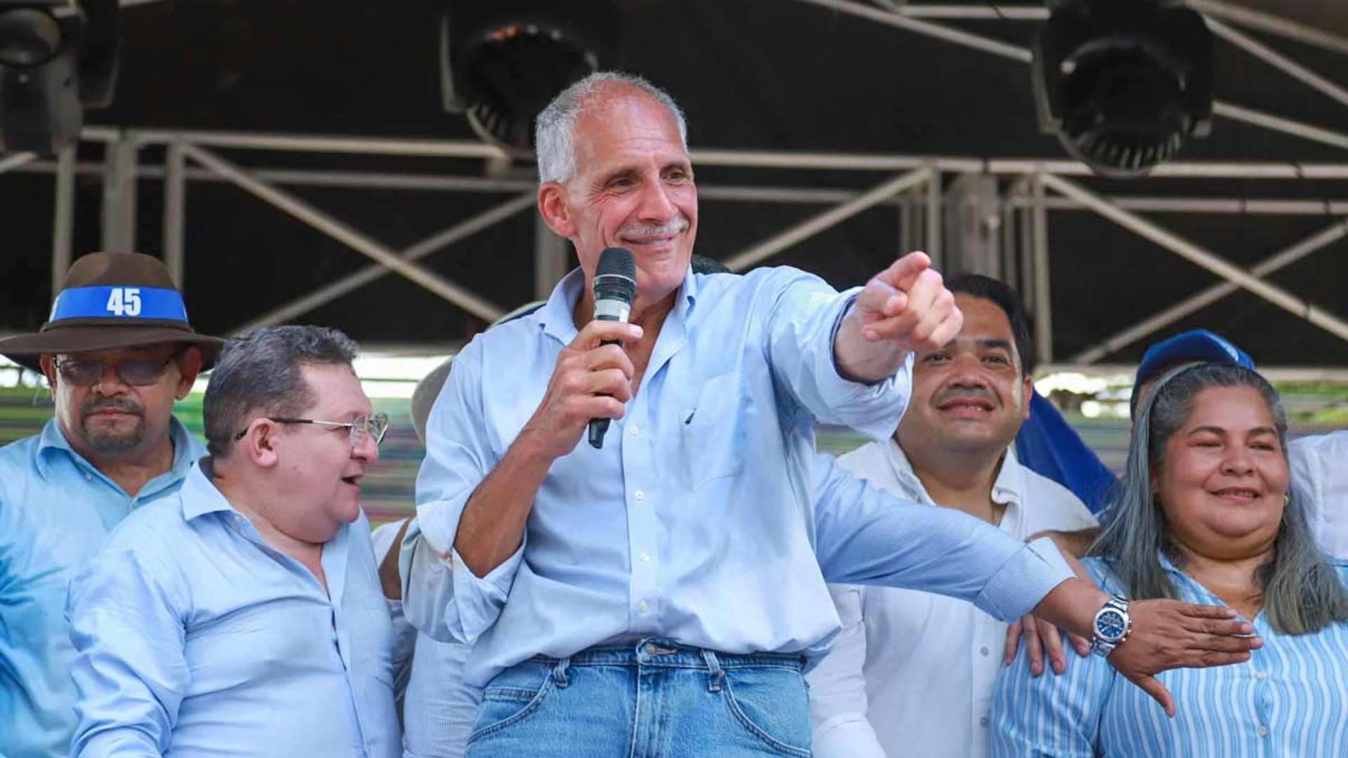 ¿Quiénes formarán parte? Nasry Asfura trabaja en su gabinete de gobierno