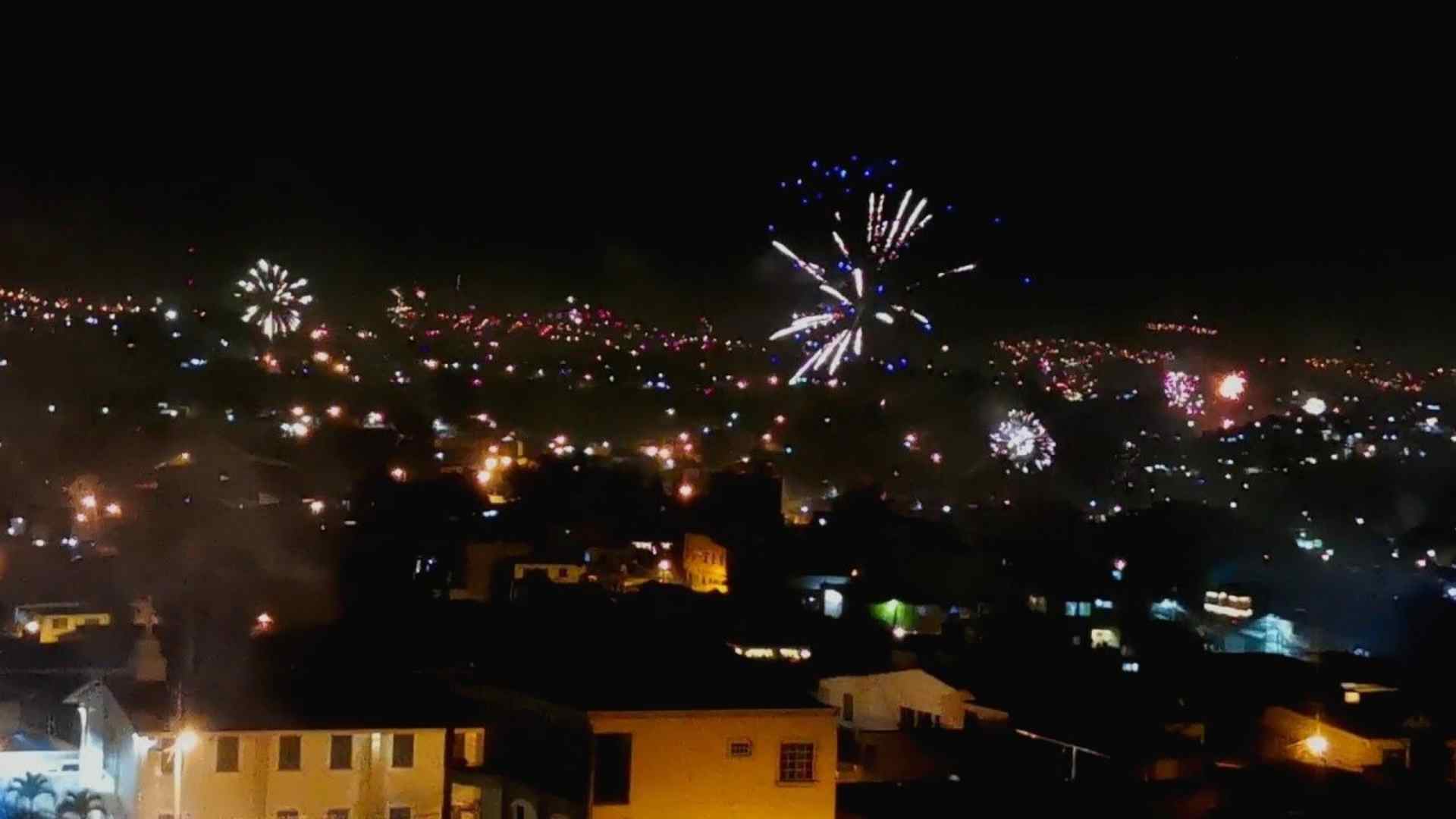 Navidad en Tegucigalpa: luces y explosiones marcan las celebraciones