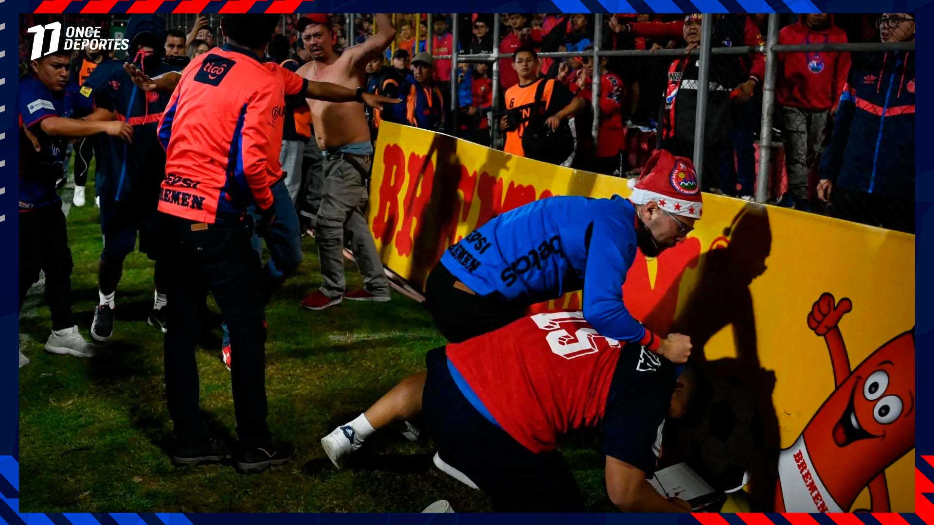 Nuevos videos de la violencia final Guatemala: Aficionado agredido y caos