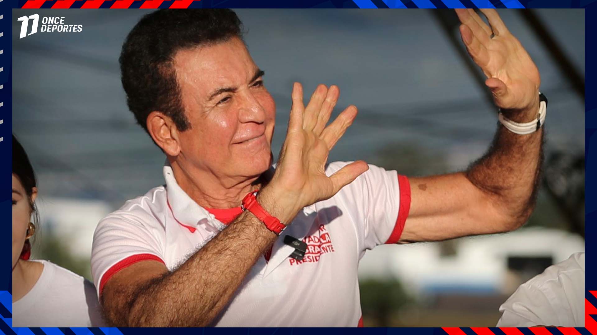 Salvador Nasralla se hace viral al gritar "Viva Marathón" ante afcionados de Real España