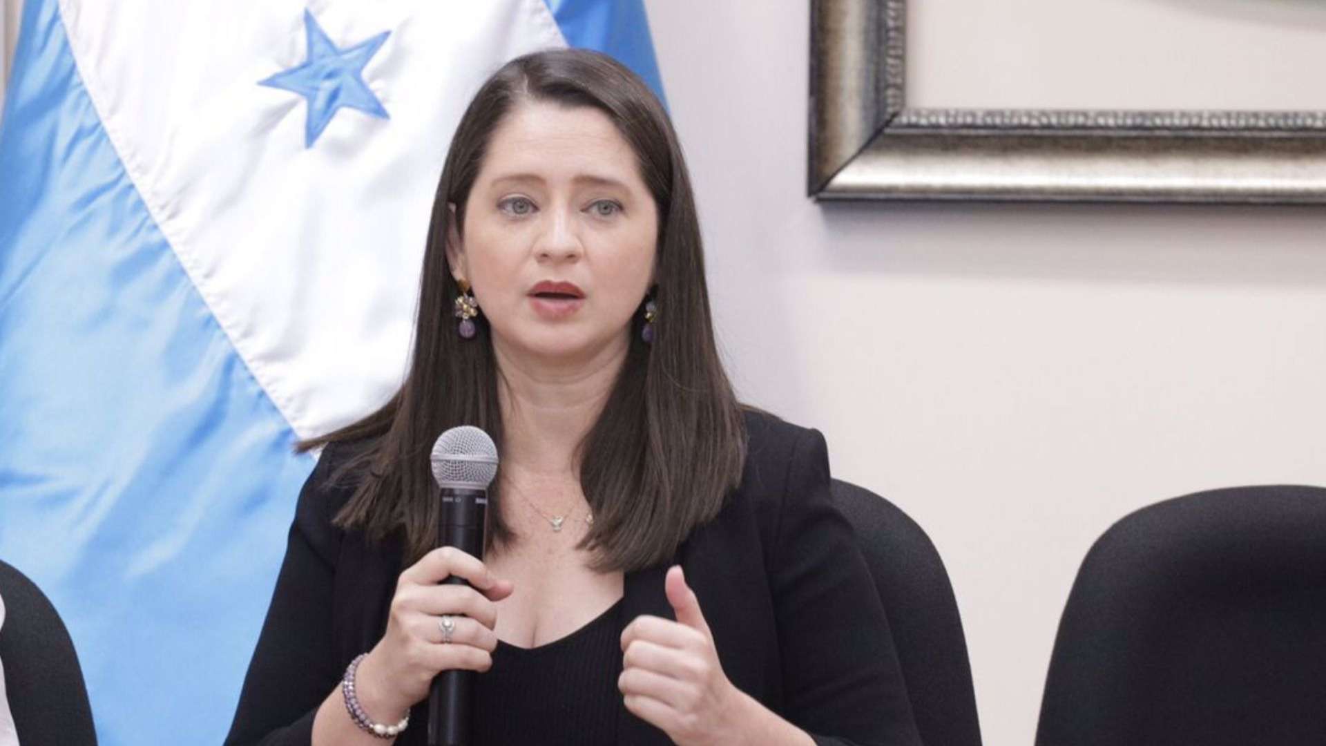 Scherly Arriaga anuncia que pone su diputación a disposición de Manuel Zelaya