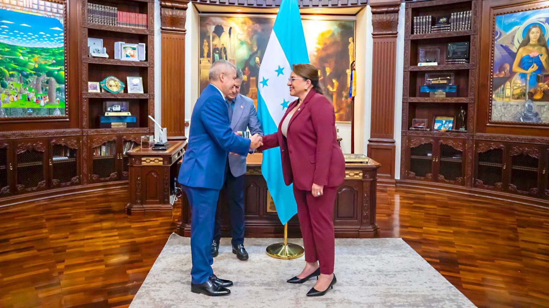 Xiomara Castro juramenta a Roosevelt Hernández como nuevo ministro de Defensa Nacional