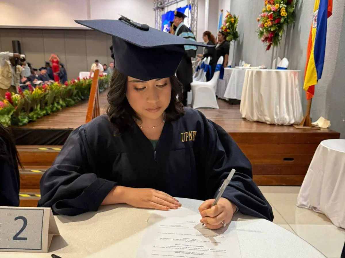 Yeimi Licona celebra su título universitario junto a su prometido Shin Fujiyama