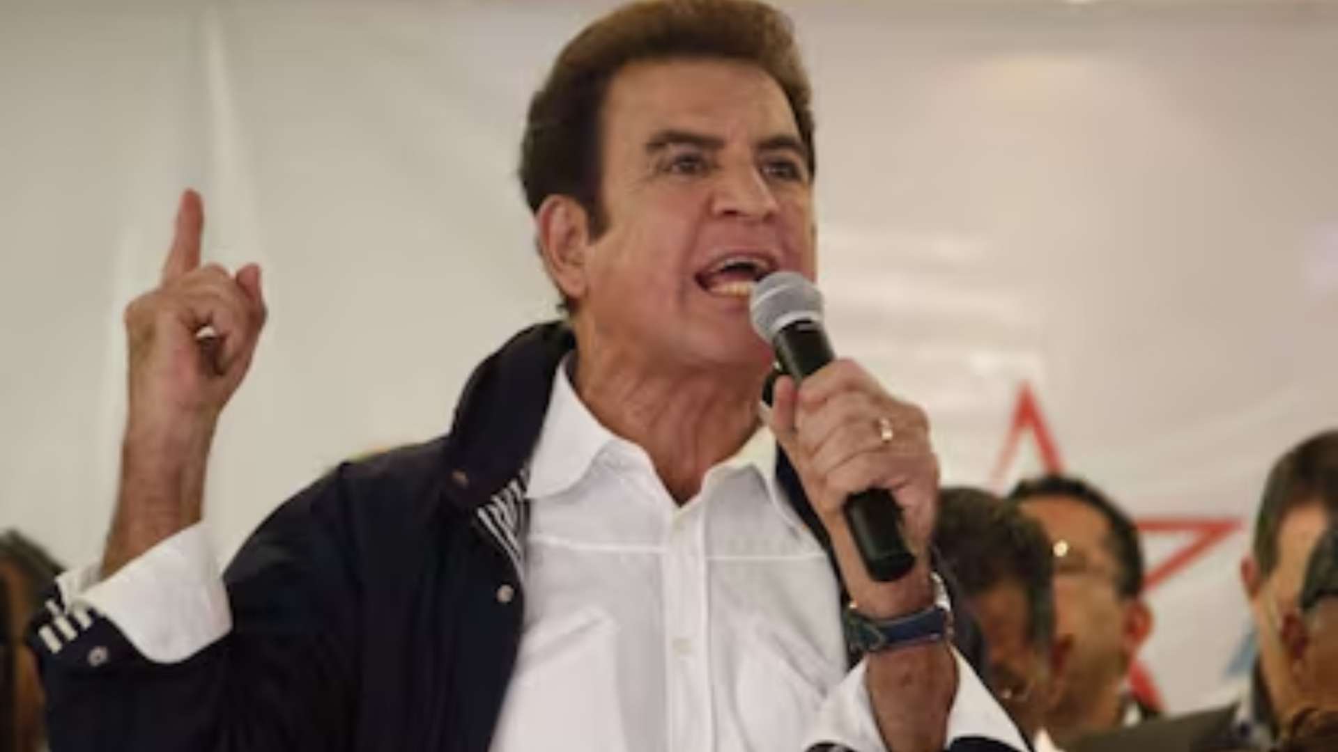 Salvador Nasralla acusa a empresa de no contar votos a su favor