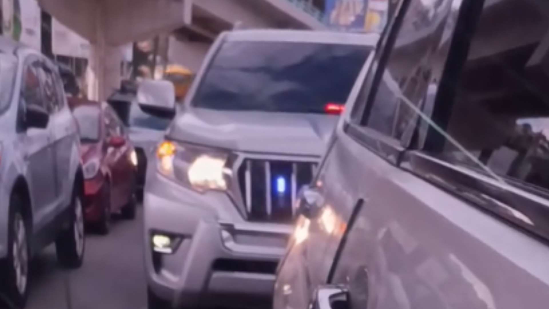 Critican carro con sirenas “querer pasar” en tráfico en Tegucigalpa