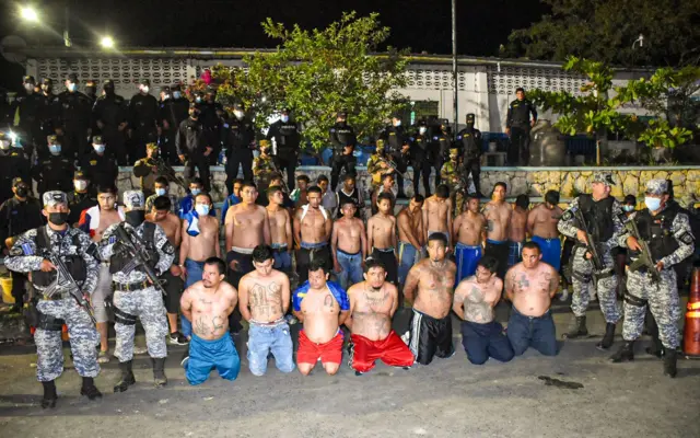 Analistas aseguran que declarar terrorist*s a la MS-13 y la pandilla 18 facilitan la captura de sus miembros