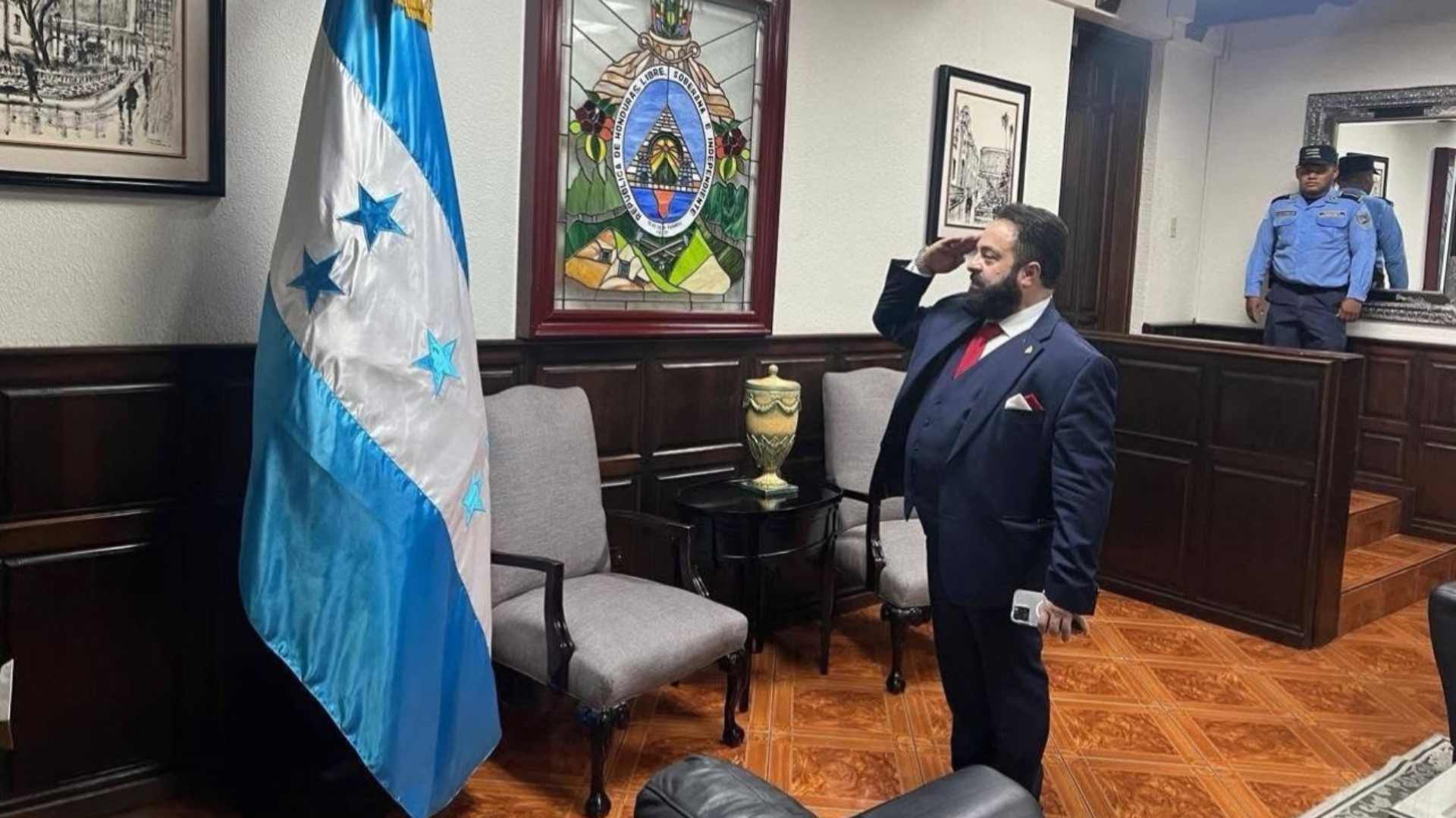 “Besó la bandera y prometió regresar”: Así fue la despedida de Luis Redondo del Congreso Nacional