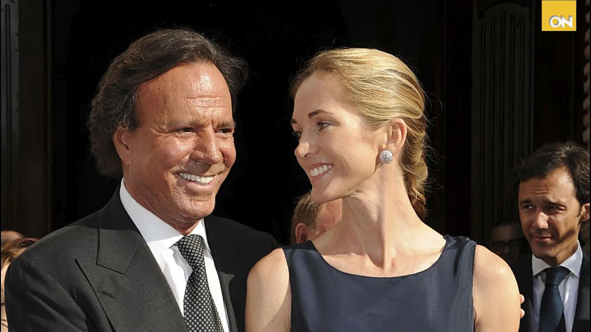 Esposa de Julio Iglesias ante acusaciones al cantante: «A tu lado siempre»