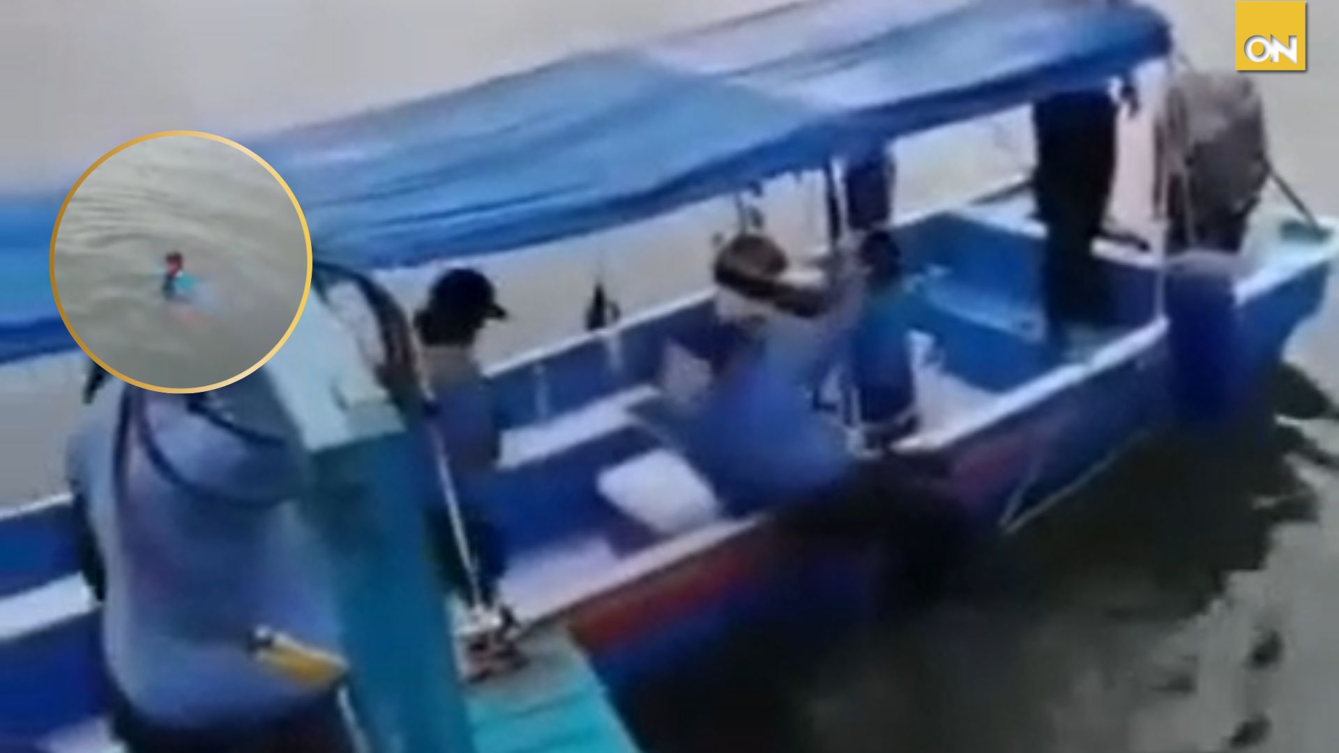 Video: ¡INEDITO! Ciudadano se lanza al mar en Roatán para escapar de la policía