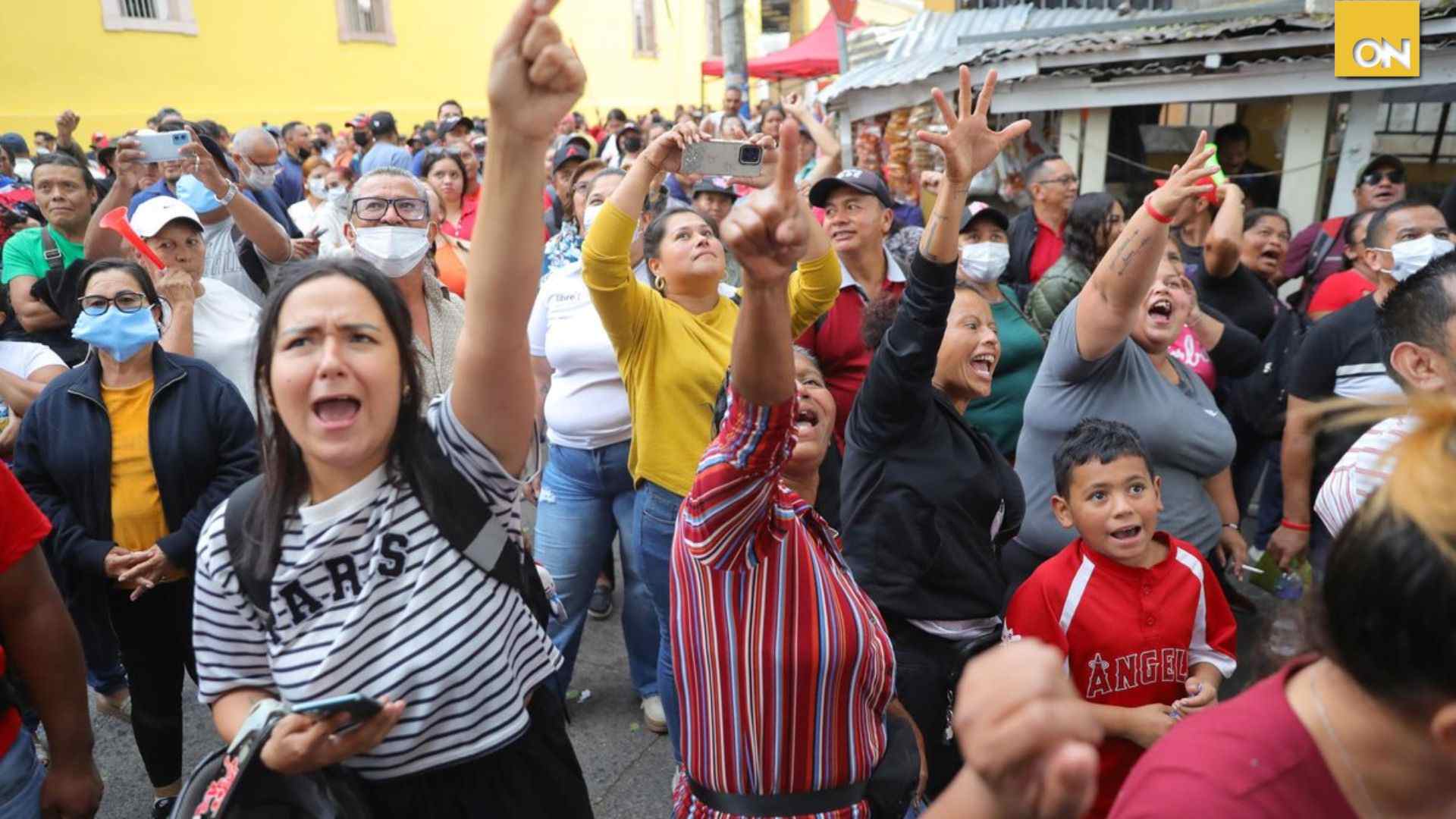 Colectivos de Libre golpean al hermano de Roberto Contreras frente al CNE