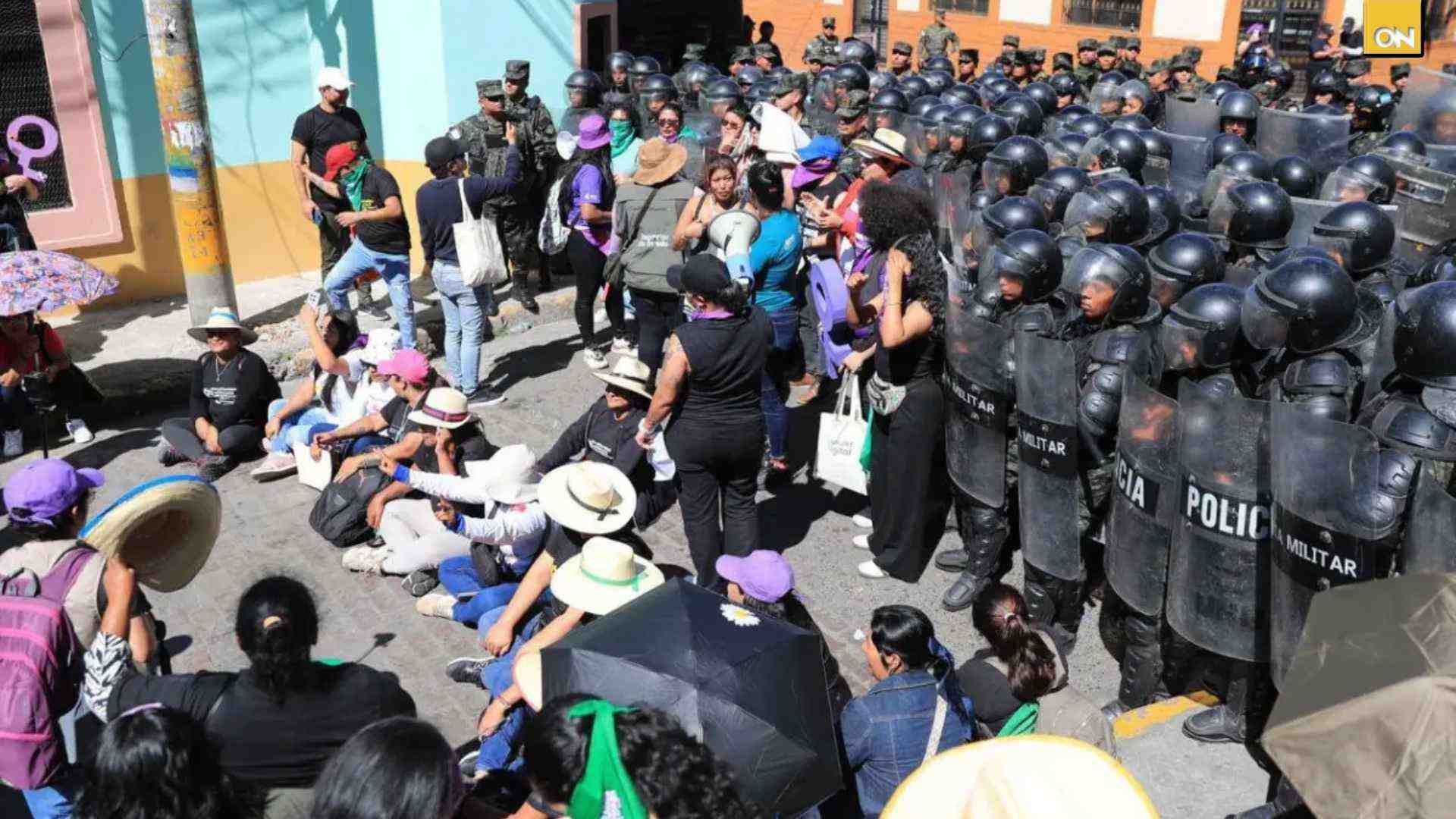 En el Día de la Mujer, feministas protestan en la capital, denuncian represión y temen perder entidades de género