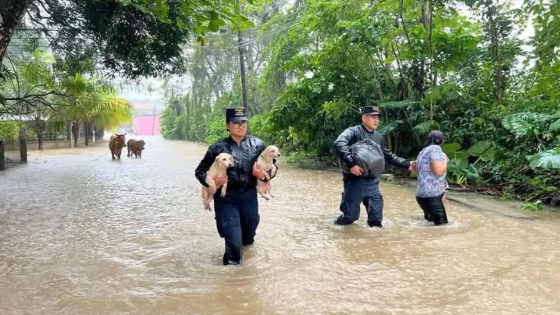 Intensas lluvias causan evacuaciones e inundaciones en Atlántida y otras zonas del litoral atlántico