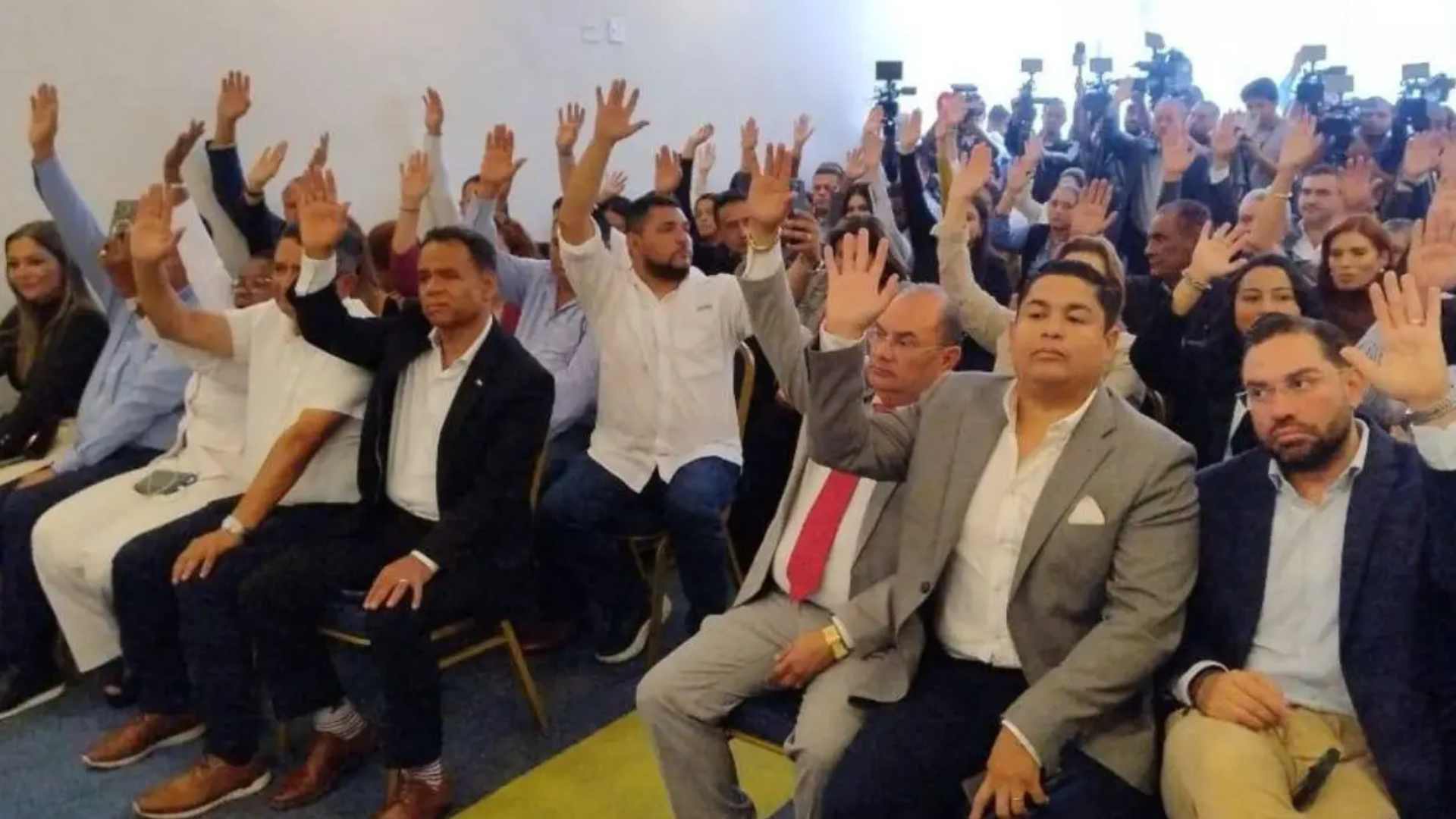 Bancada opositora rechaza decreto impulsado por Luis Redondo y Libre