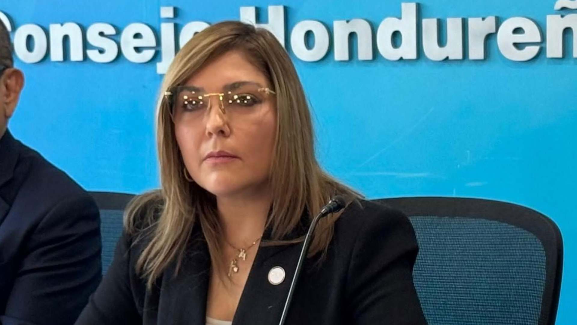 ¿En qué embajada se refugió Ana Paola Hall durante la crisis electoral?