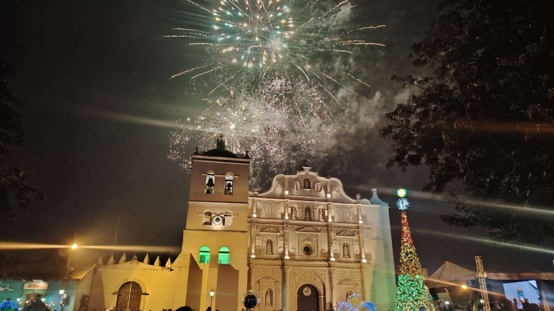 “Con estallidos y campanadas”: Así fue celebración en Tegucigalpa y Comayagua de llegada de nuevo año 2026 (VIDEOS)