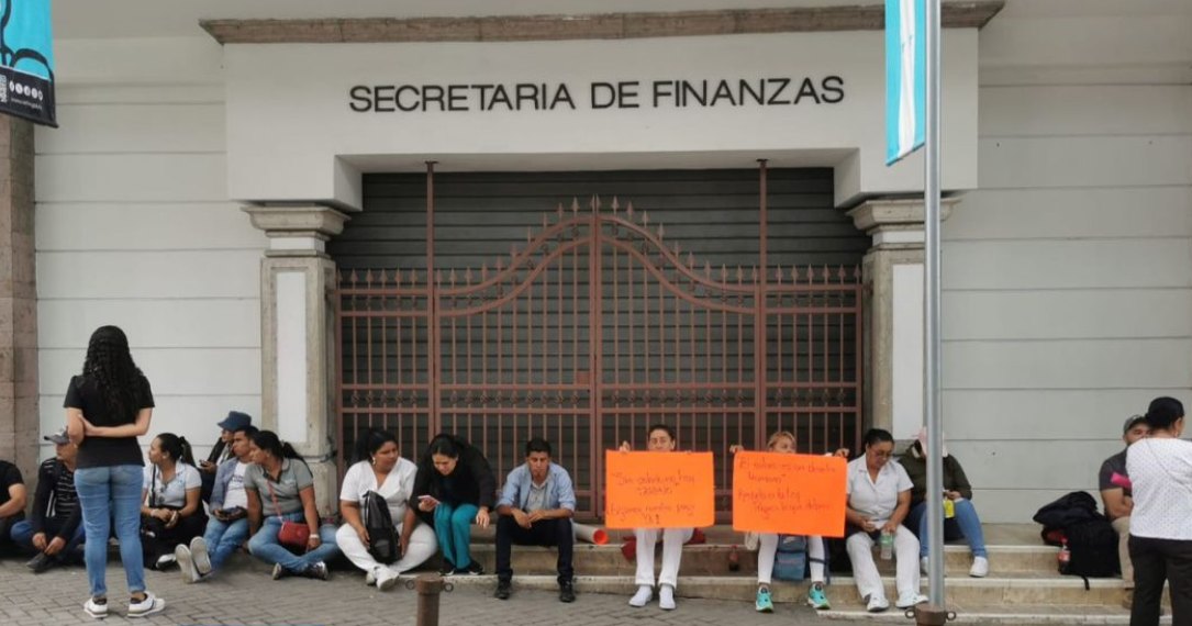 Personal de salud bloquea accesos a la Secretaría de Finanzas en Tegucigalpa
