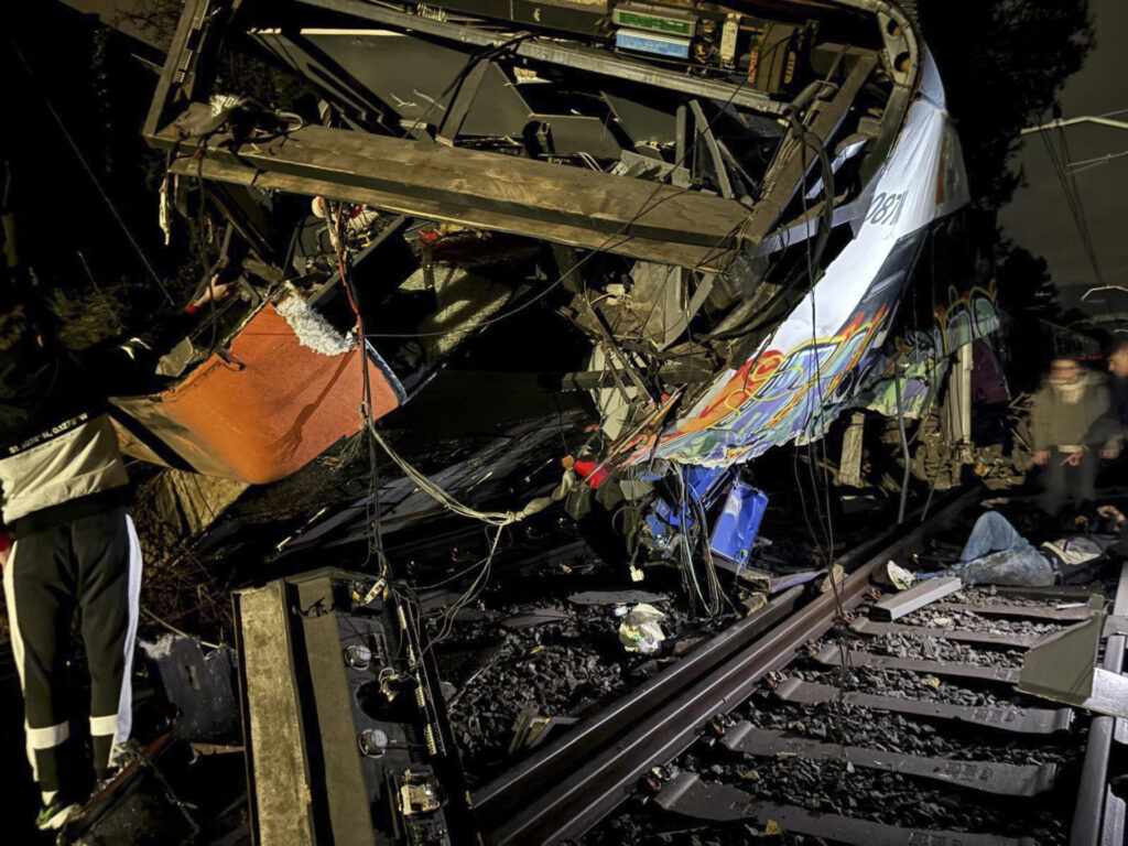 Un fallecido y cuatro heridos graves por accidente de tren en Barcelona, España