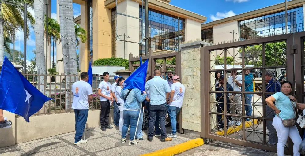 "Decenas de pobladores de Talanga respaldan al alcalde electo Roosevelt Avíléz frente al TJE, exigiendo su acreditación oficial.