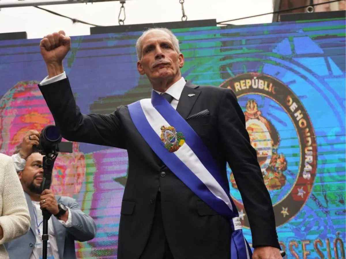 Conoce el detalle oculto en la banda presidencial de Nasry Asfura