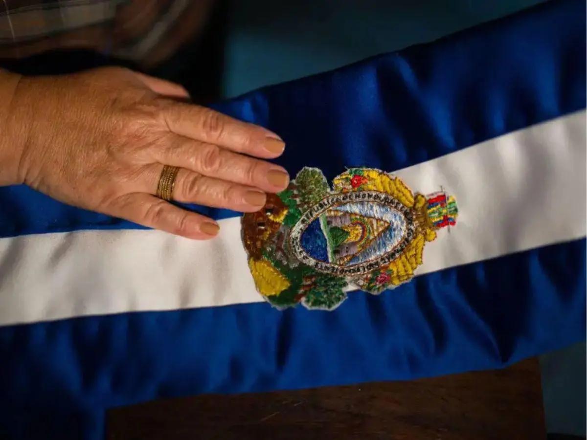 Conoce el detalle oculto en la banda presidencial de Nasry Asfura