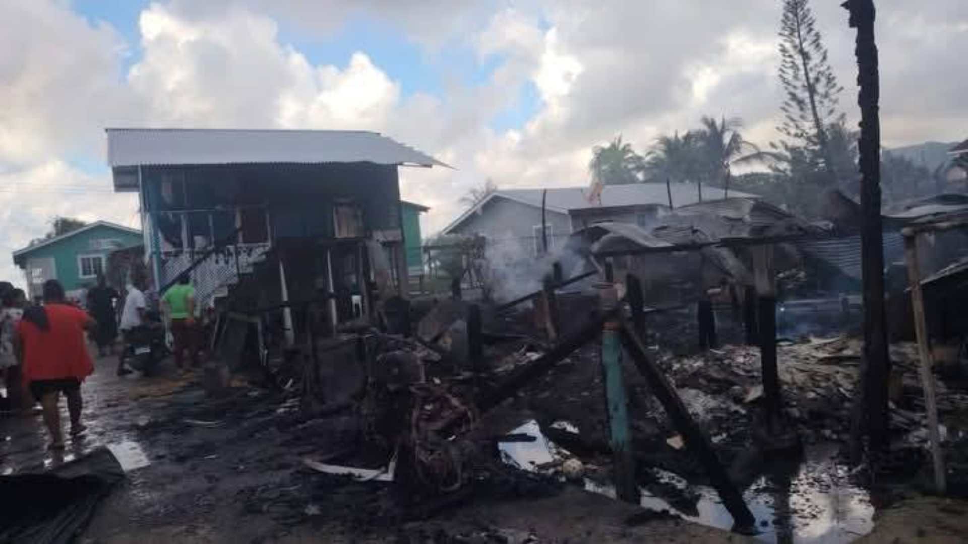 En fotos: Voraz incendio consume viviendas y deja a familias afectadas en Guanaja