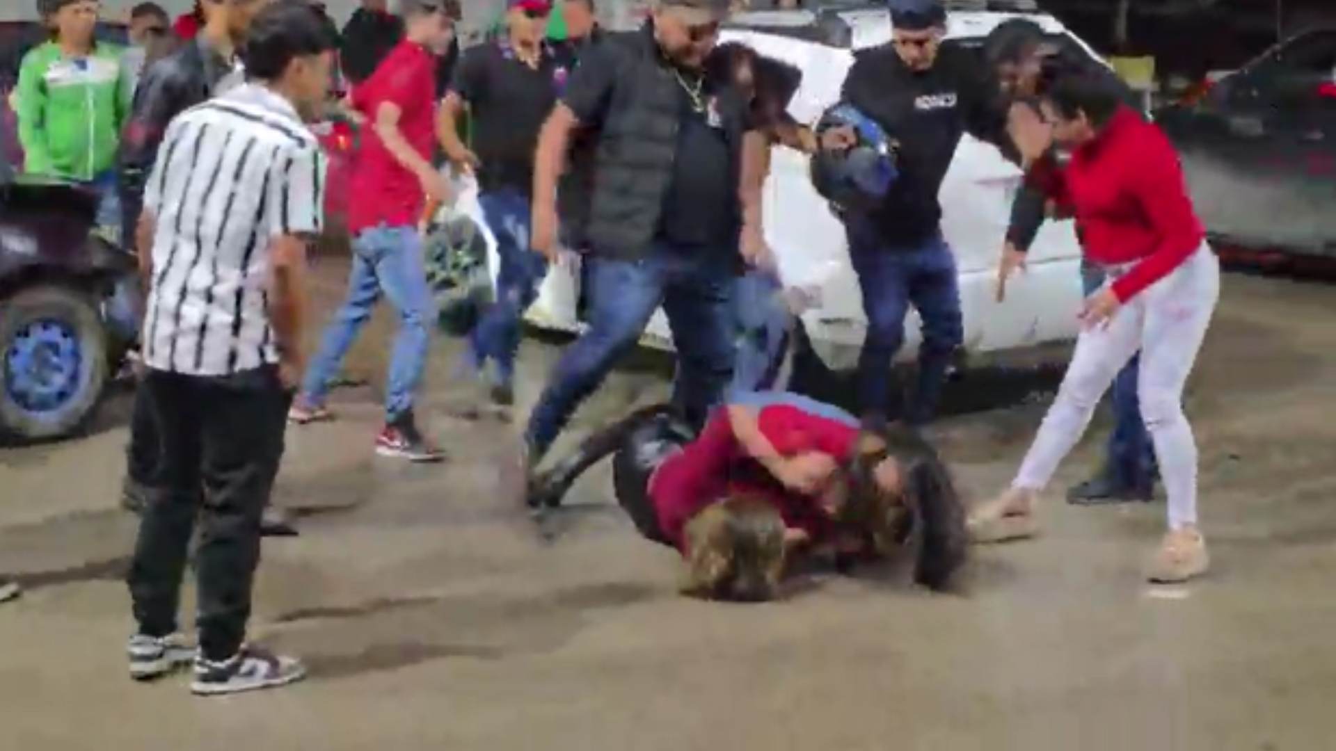 Fuerte pelea de dos mujeres tras choque en Copán (VIDEO)